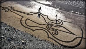 Artist turns beach into stunning tribute to Ashling Murphy 