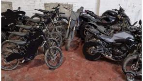 Gabhadh fear, 20&iacute;, tar &eacute;is na m&iacute;lte de druga&iacute;, airgead tirim agus 20 feithicil a urghabh&aacute;il