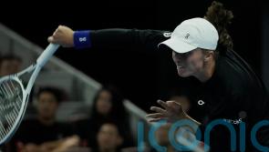 Iga Swiatek recovers from slow start for opening win at WTA Finals