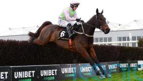 Gaelic Warrior storms to wide-margin win on fencing bow