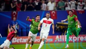 Cenk Tosun winner makes sure of Turkey&rsquo;s qualification against 10-man Czechs