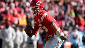 Kansas City Chiefs beat Houston Texans to close on top seed