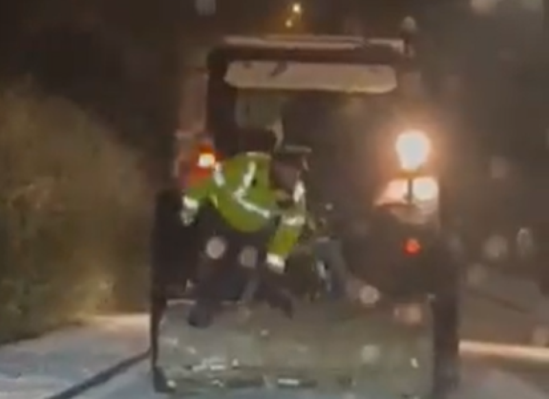 Twitter users praise Garda for sanding dangerous roads on back of trailer