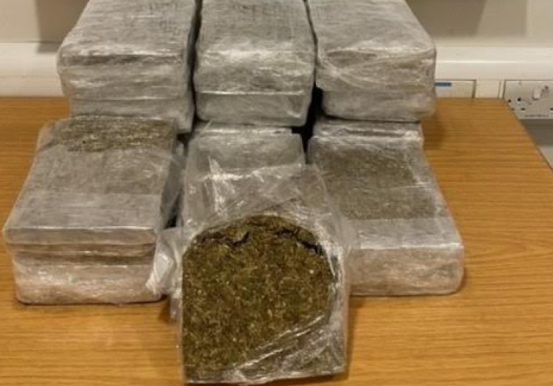 Man arrested in Dublin Airport after arriving from Africa with &euro;500k of illegal drugs&nbsp;