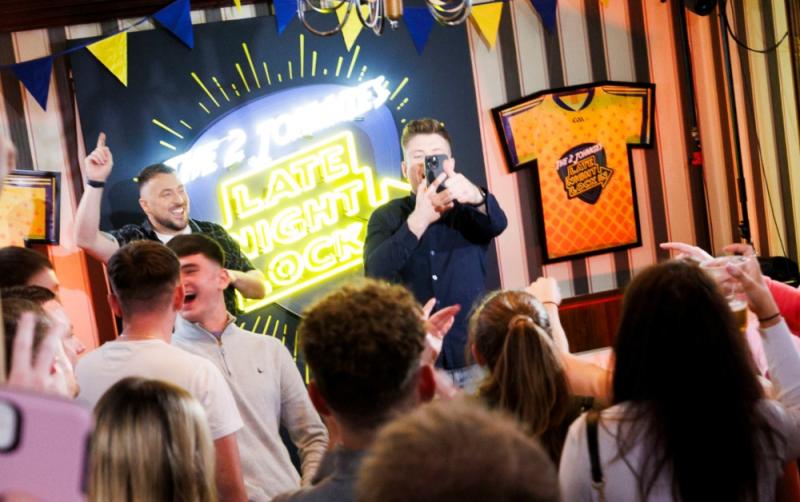 Who are the guests on this week's episode of The 2 Johnnies Late Night Lock In (November 9)