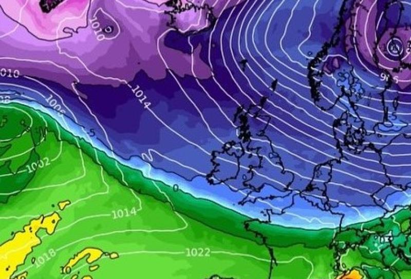 Met &Eacute;ireann latest: Ireland to be lashed with wind before Christmas as snow threat looms