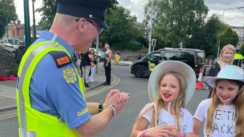 Young Taylor Swift fans give Garda inspector friendship bracelet at Dublin Eras concert