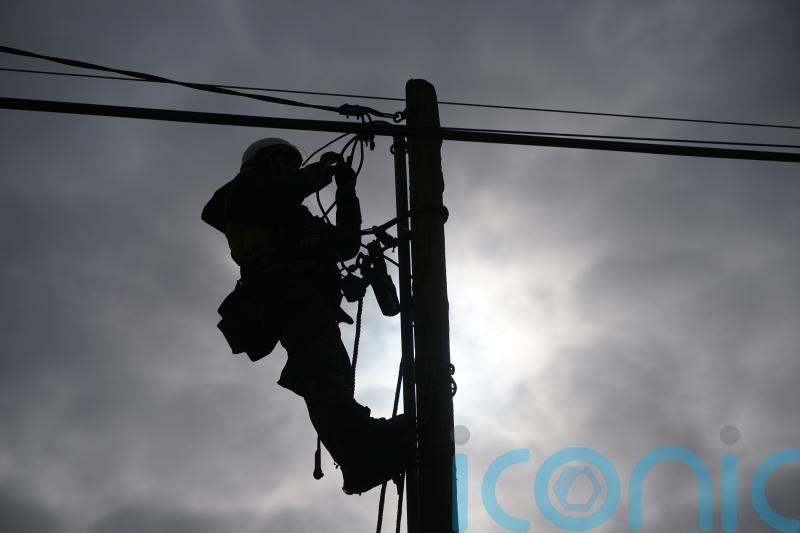 Thousands of homes remain without power after heavy winds hit Ireland