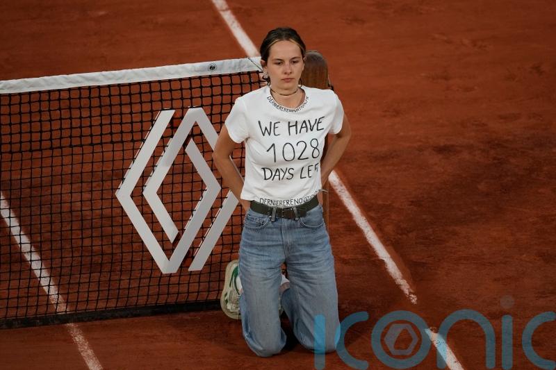 Protester delays French Open semi-final