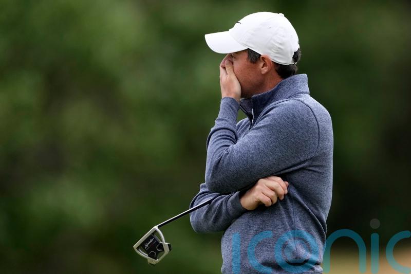 Rory McIlroy battles to remain in contention after breezy conditions at US Open