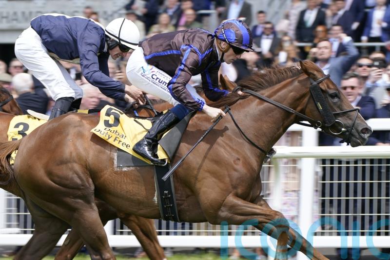 Teresa Mendoza swoops late for Curragh glory