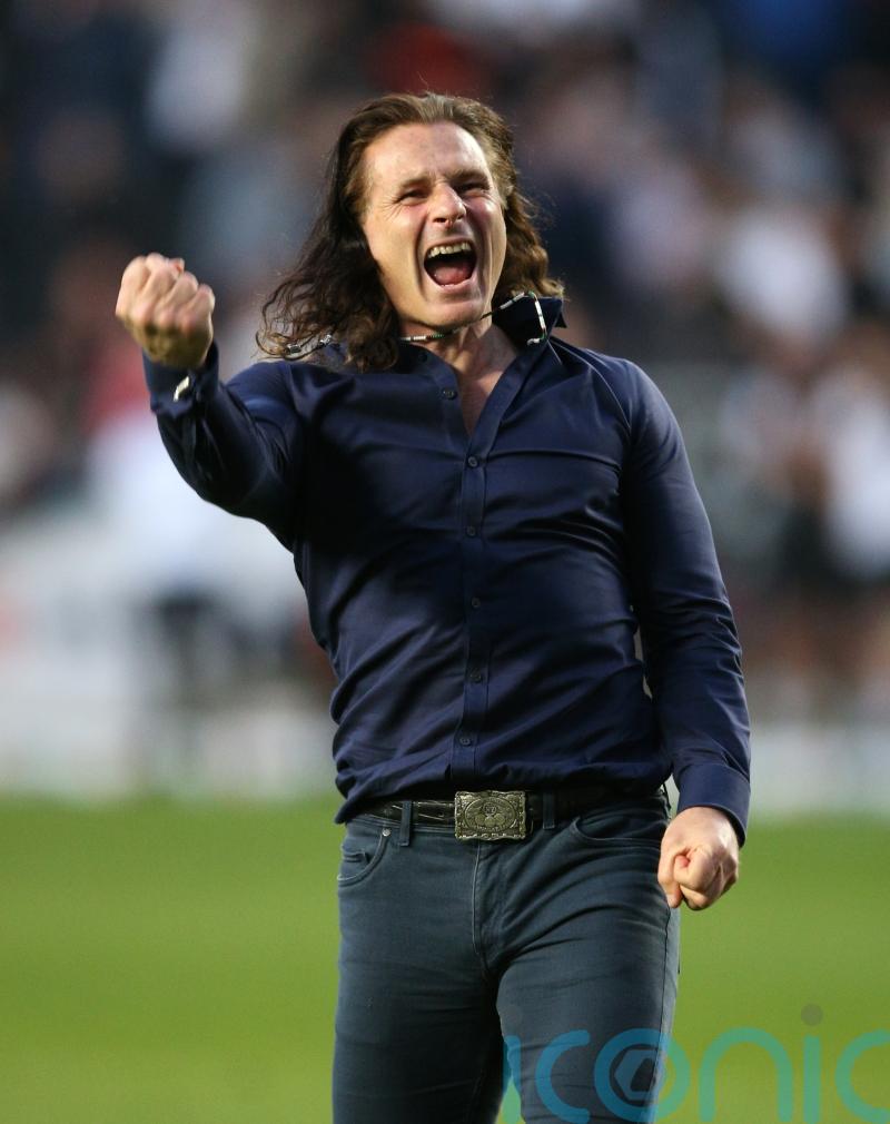 Gareth Ainsworth signs contract extension at Wycombe