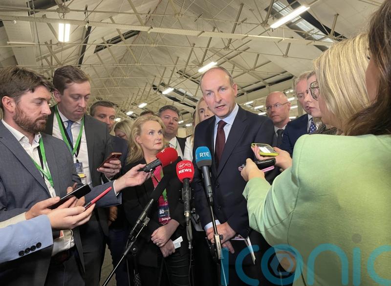 Taoiseach defends housing minister amid record high homeless figures