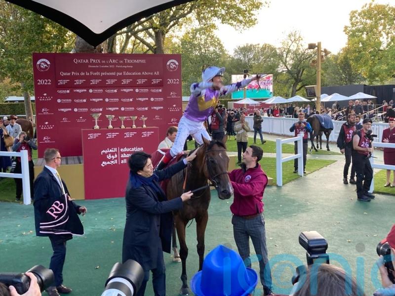 Kinross and Dettori cruise to Foret success