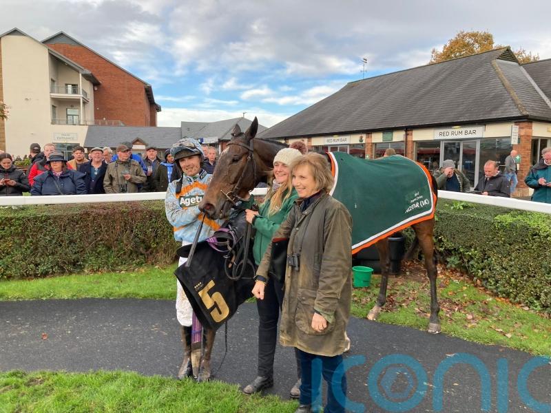 Beauport delights Twiston-Davies team in Colin Parker debut