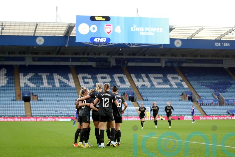 Arsenal reach Women&rsquo;s Super League summit with win over Leicester