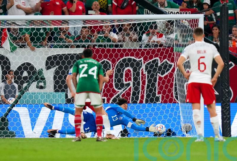 Robert Lewandowski sees penalty saved as Poland are held by Mexico