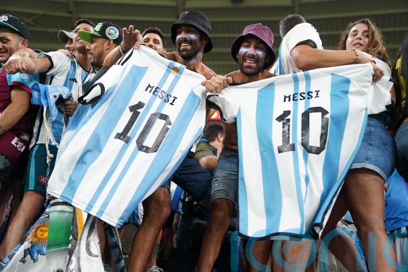Pablo Zabaleta gets Buenos Aires feel in Qatar as fans flock to see Lionel Messi