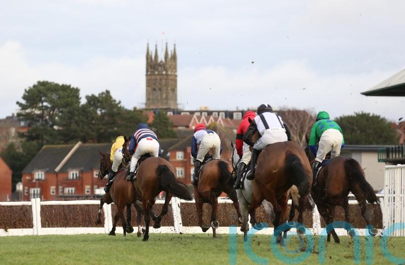 Frost claims Warwick and Wincanton cards