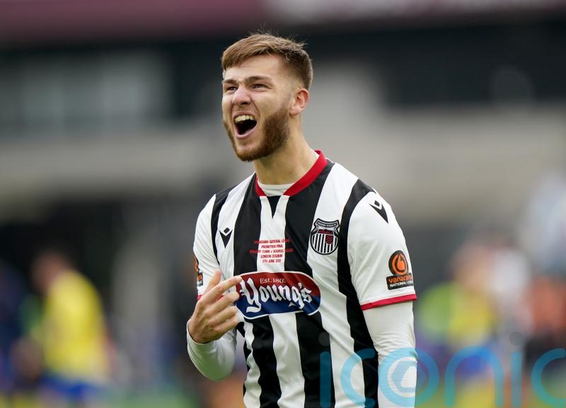 Grimsby cruise to win at Crewe