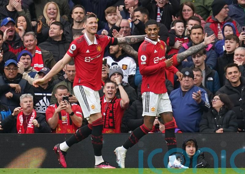Marcus Rashford keeps Manchester United motoring with brace to beat Leicester