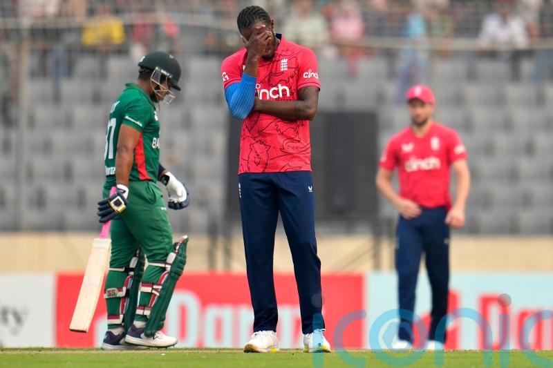 England undermined by poor fielding before restricting Bangladesh to 158