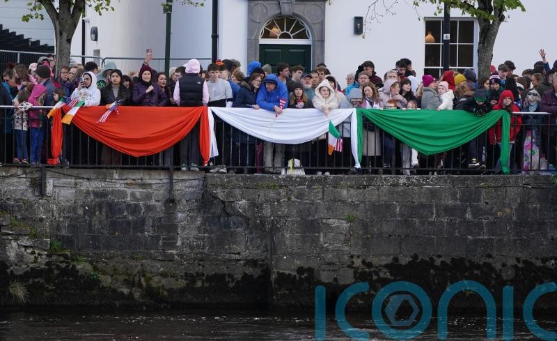 The Chieftains lead crowd in song ahead of Biden&rsquo;s address