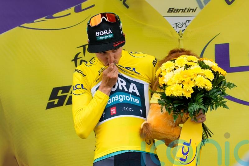 Jai Hindley shakes up Tour de France with breakaway win to claim yellow jersey