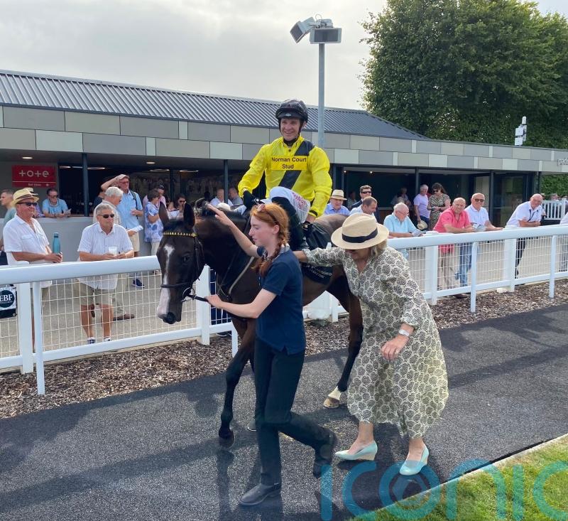 Juniper Berries pounces to pick up Dick Poole prize