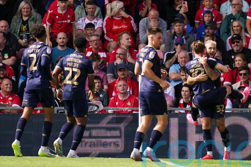 Charlie Austin on target as unbeaten Swindon see off 10-man Walsall