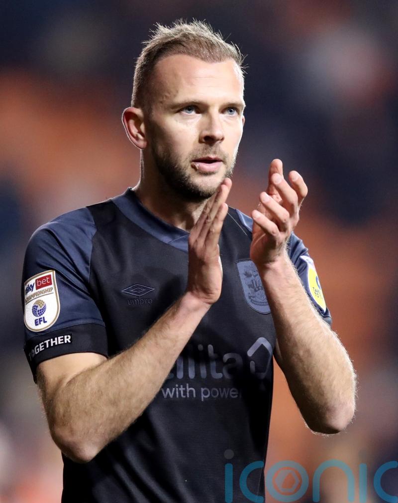 Jordan Rhodes penalty earns Blackpool narrow win over Barnsley