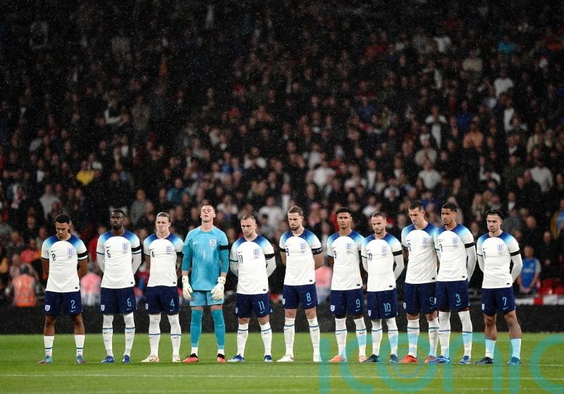 England and Australia observe silence for those killed in Israel and Gaza