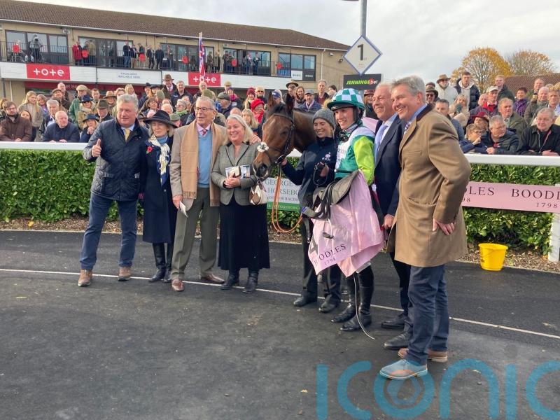 Knappers Hill delivers dominant victory at Wincanton