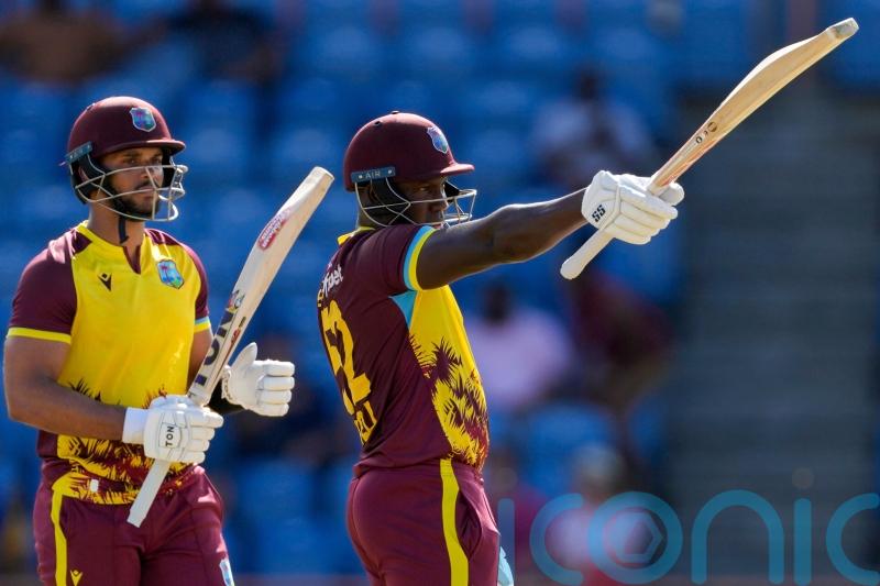England quicks struggle to land blow as West Indies put on 176 in second T20