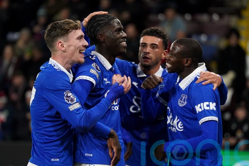 Everton make it four wins in a row with victory at Burnley