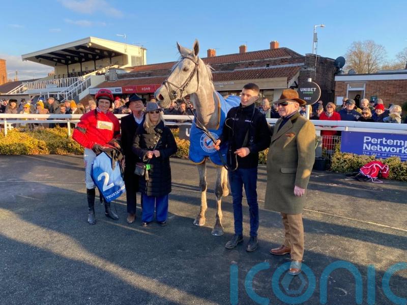 Grey Dawning back on track at Warwick