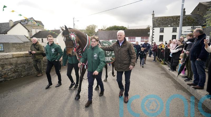 Maximus respect for Grand National hero at homecoming parade