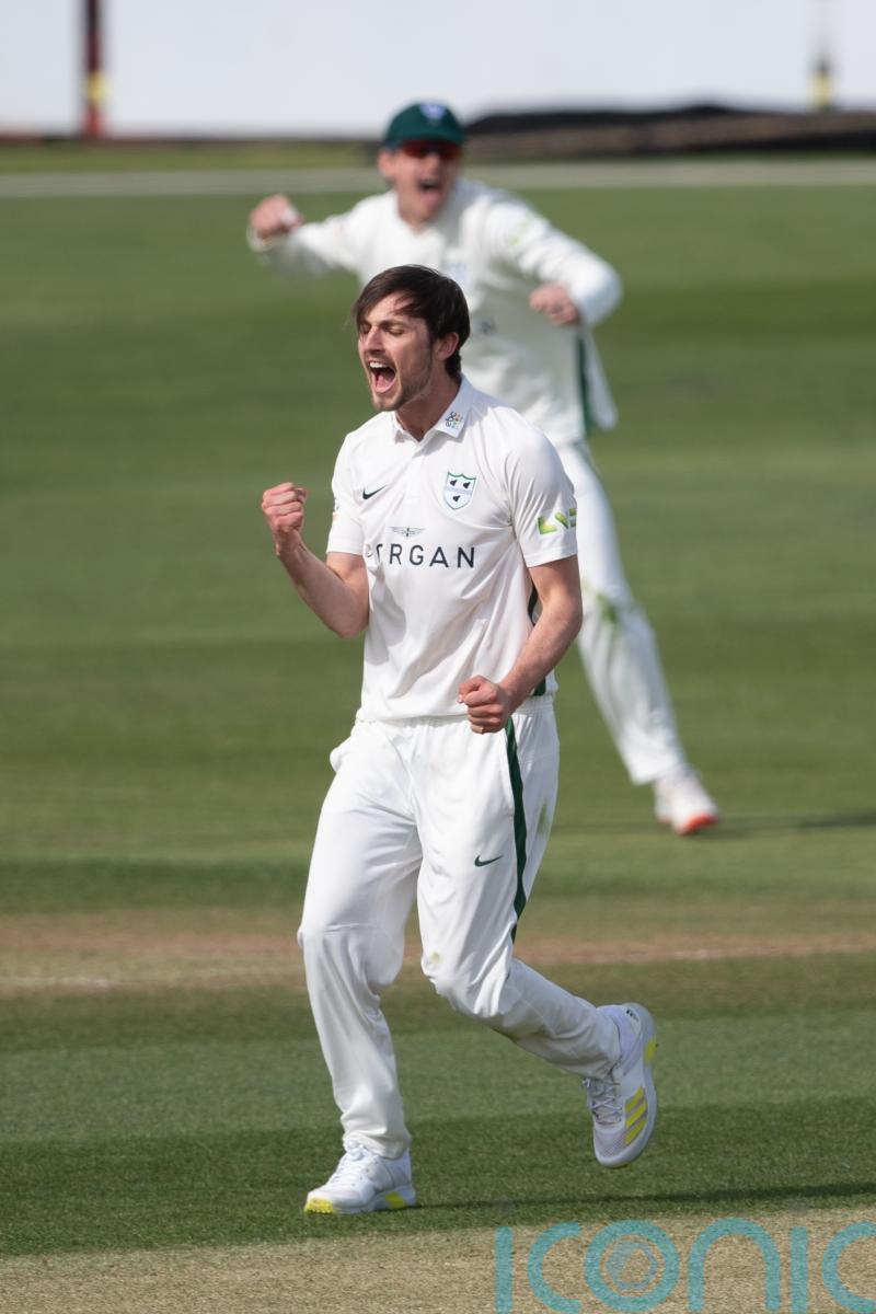 Ed Barnard leads Warwickshire recovery after Surrey seamers make inroads
