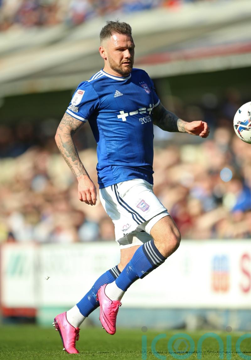 Regan Linney equalises for Altrincham against Oldham