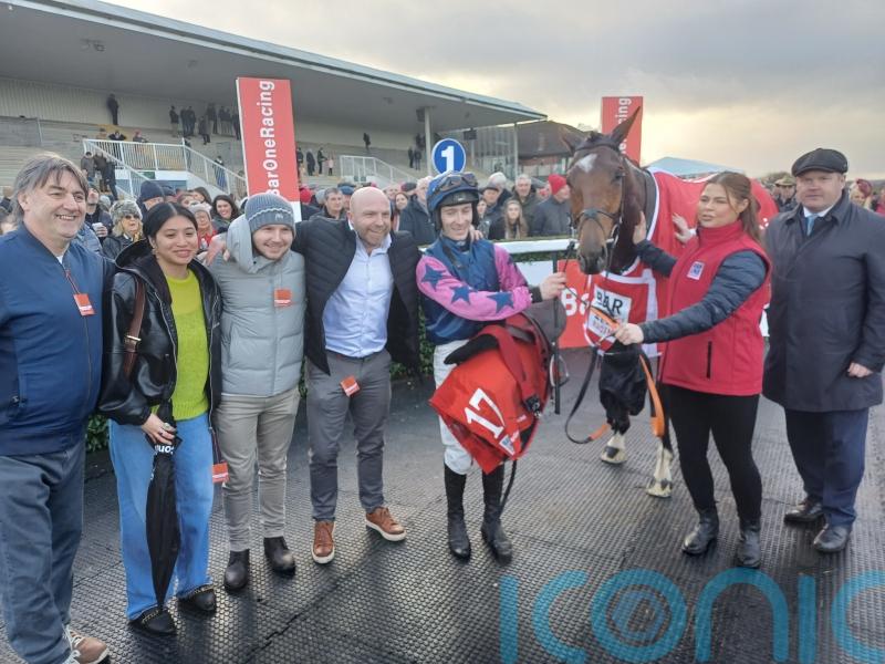 Stuzzikini makes it magnificent seven Troytown triumphs for Elliott