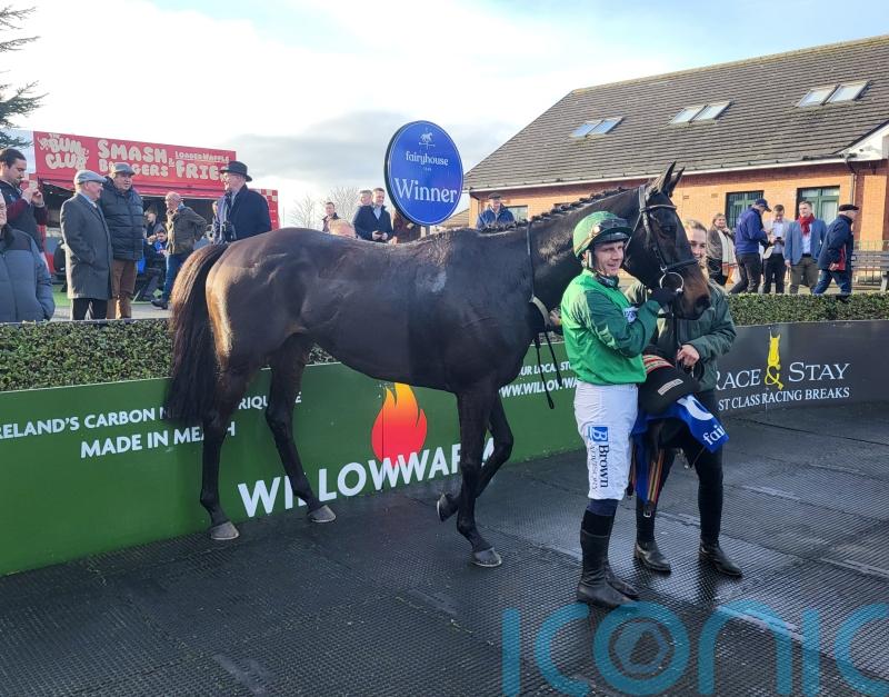 &lsquo;Mustard&rsquo; Impaire Et Passe delights on Fairyhouse fencing bow