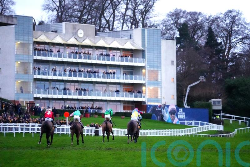 Sandown ready to put on extra chases if hurdles course is unraceable