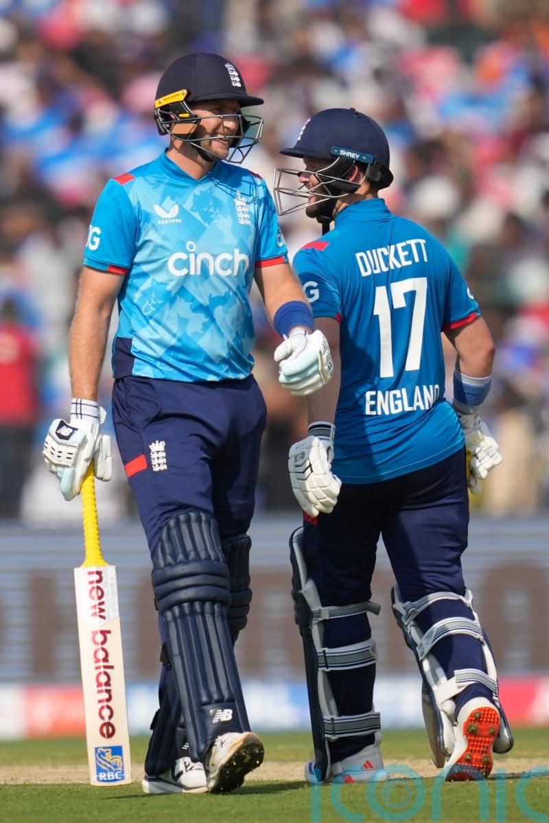 Ben Duckett and Joe Root lead England to 304 in must-win second ODI with India