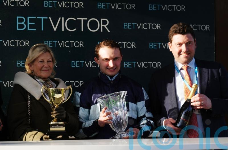 Booster Bob swoops late to claim Greatwood Gold