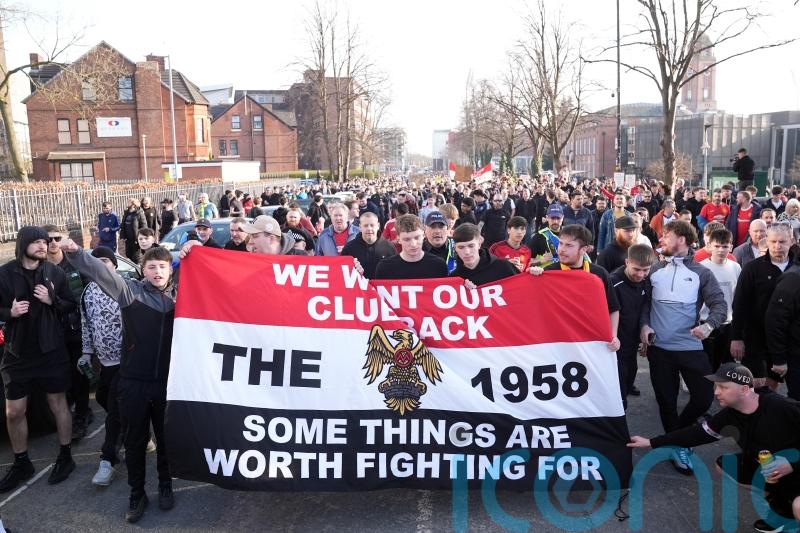 Manchester United fans protest against owners ahead of Arsenal clash