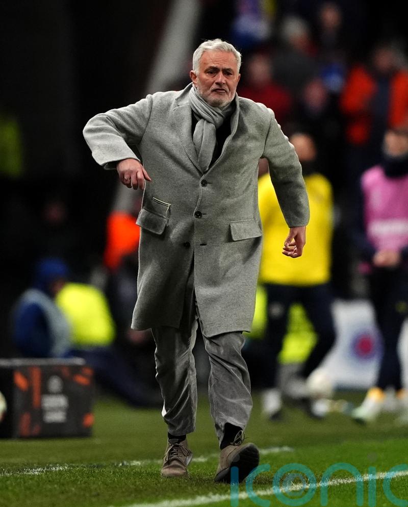 Jose Mourinho in bizarre bust up after Fenerbahce&rsquo;s cup defeat to Galatasaray