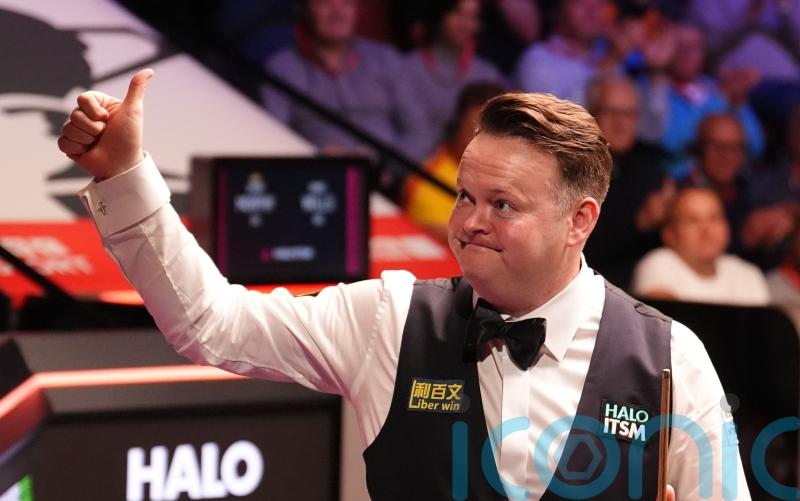 Shaun Murphy thanks Peter Ebdon for helping him perform &lsquo;complete 180&rsquo;