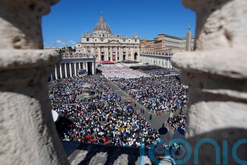 Francis hailed as &lsquo;a pope among people&rsquo; as world leaders join 200,000 mourners