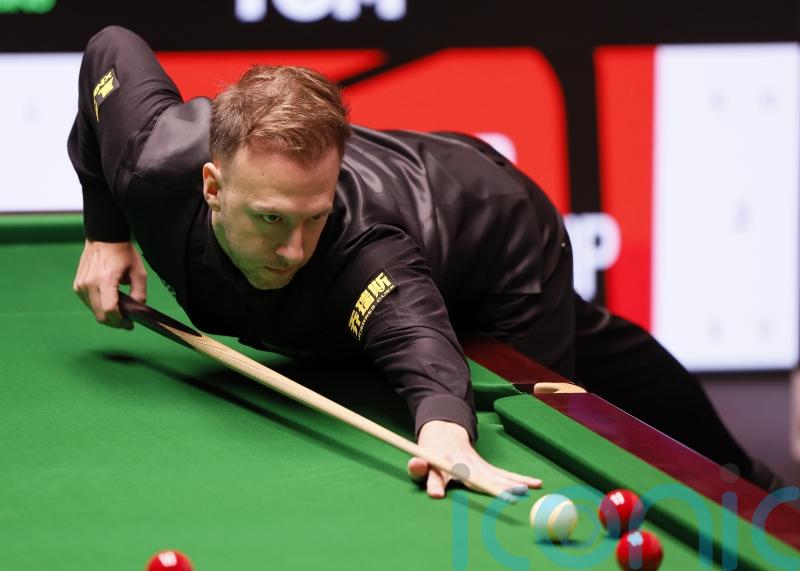 Judd Trump takes upper hand against Shaun Murphy in second-round Crucible clash
