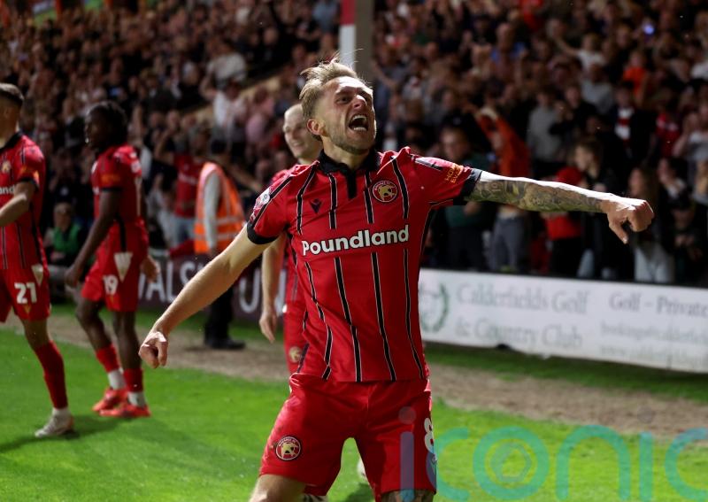 Walsall hold off Chesterfield to seal play-off final trip